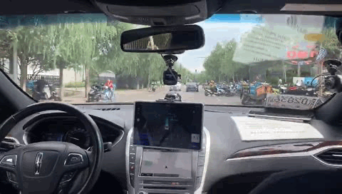 “京”牌无人车上路！百度Robotaxi提供三区百个站点免费
