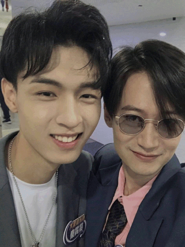 秦霄贤跨界亮相如何秒变摇滚低音主唱