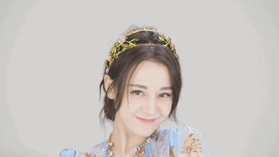 迪丽热巴算是彻底放开了直面自己身材穿吊带裙这曲线绝了