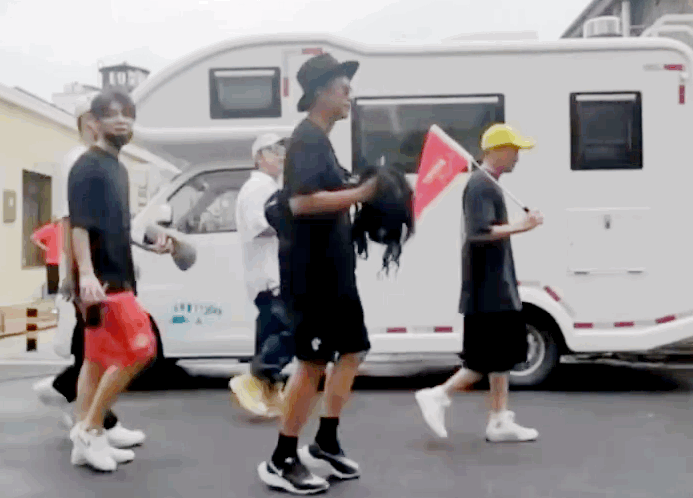 鹿晗|鹿晗录节目暗戳戳秀恩爱？疑故意穿“23号”衣服隔空示爱关晓彤