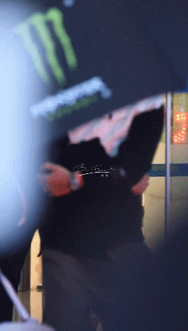 王一博|天天向上：王一博吃虫子拉肚子，匆匆离场去医院打针，捂肚子缩成一团太心疼