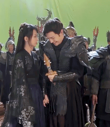杨紫|杨紫即将迎来霸屏时代，一口气官宣四部剧，男主个个都是顶流大帅哥！