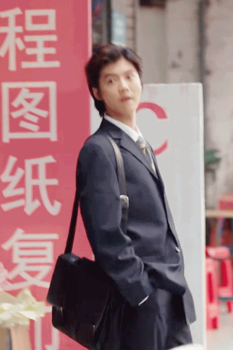 鹿晗|鹿晗被小学生跟拍，目测只有三年级左右，边追边喊：肖枫，不要走