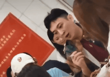 何猷君|继王思聪后，何猷君奚梦瑶深夜现身街边摊撸串，毫无豪门架子