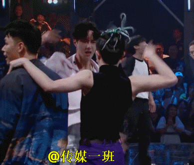 王一博|王一博反撩小宝，粉丝神回复：不要“撩”一头狮子，哪怕它是幼狮