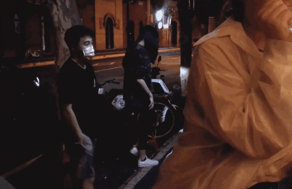 何猷君|何猷君夫妇深夜光顾路边摊，奚梦瑶选座先问老公意见，全程耳语太甜蜜