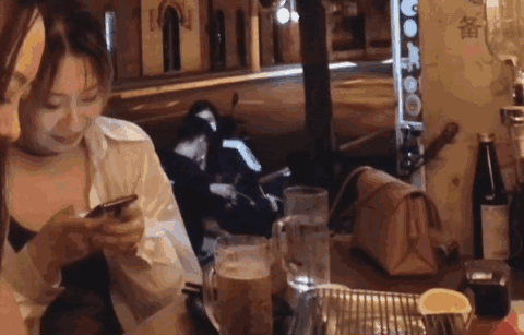 何猷君|何猷君夫妇深夜光顾路边摊，奚梦瑶选座先问老公意见，全程耳语太甜蜜