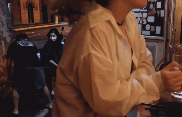 何猷君|何猷君夫妇深夜光顾路边摊，奚梦瑶选座先问老公意见，全程耳语太甜蜜