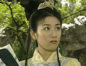 黄奕|黄奕43岁生日晒照，双手合十许愿被鲜花环绕，美如23岁好少女