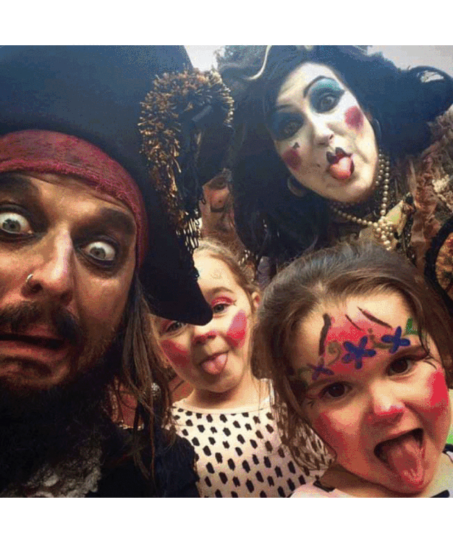 我们签了一个新西兰乐队他们都是海盗出身