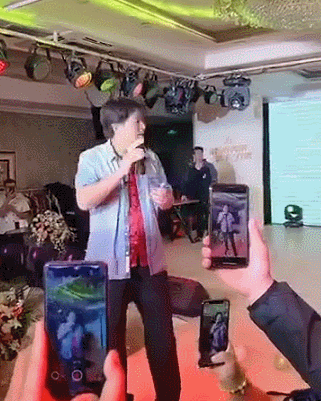 毕福剑|毕福剑61岁当了网红，与美女对唱情歌不被尊重，撑到最后甩手发怒