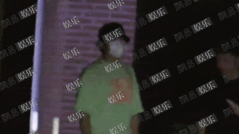 沈腾|沈腾疑似人设崩塌？深夜亮相某会所，与短裙美女交流，路人亲自辟谣
