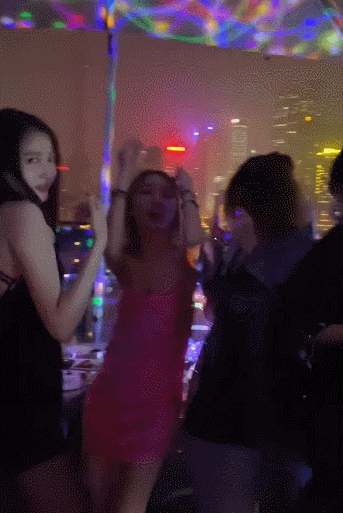 关晓彤|关晓彤穿抹胸超短裙，荧光黑丝袜开生日趴，与闺蜜劲歌热舞长腿抢镜