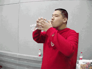 矿泉水|车里放了好几天的水还能喝吗？会不会有毒？车内高温实测，真相来了！