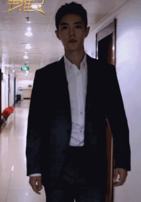 最美逆行者|肖战新采访预告，现身央视宣传《最美逆行者》，造型清爽走路带风