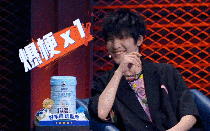 郑爽|郑爽上节目暴露真实修养？坐姿东倒西歪还踩椅子上玩手机，这已经不是第一次