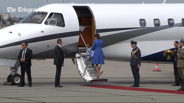 夏洛特公主很独立配合爸妈踮脚尖走路自己双手爬上飞机