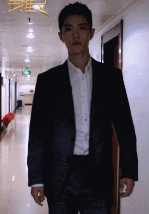 肖战|肖战新造型曝光，干练寸头硬汉气质十足，走路带风气场强大抢镜