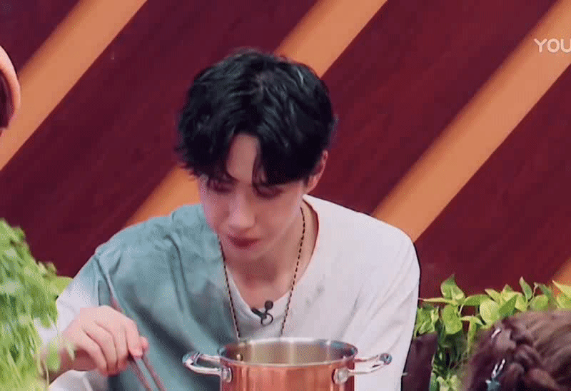 王一博|王一博到南宁参加见面会，粉丝为何人手一把香菜？