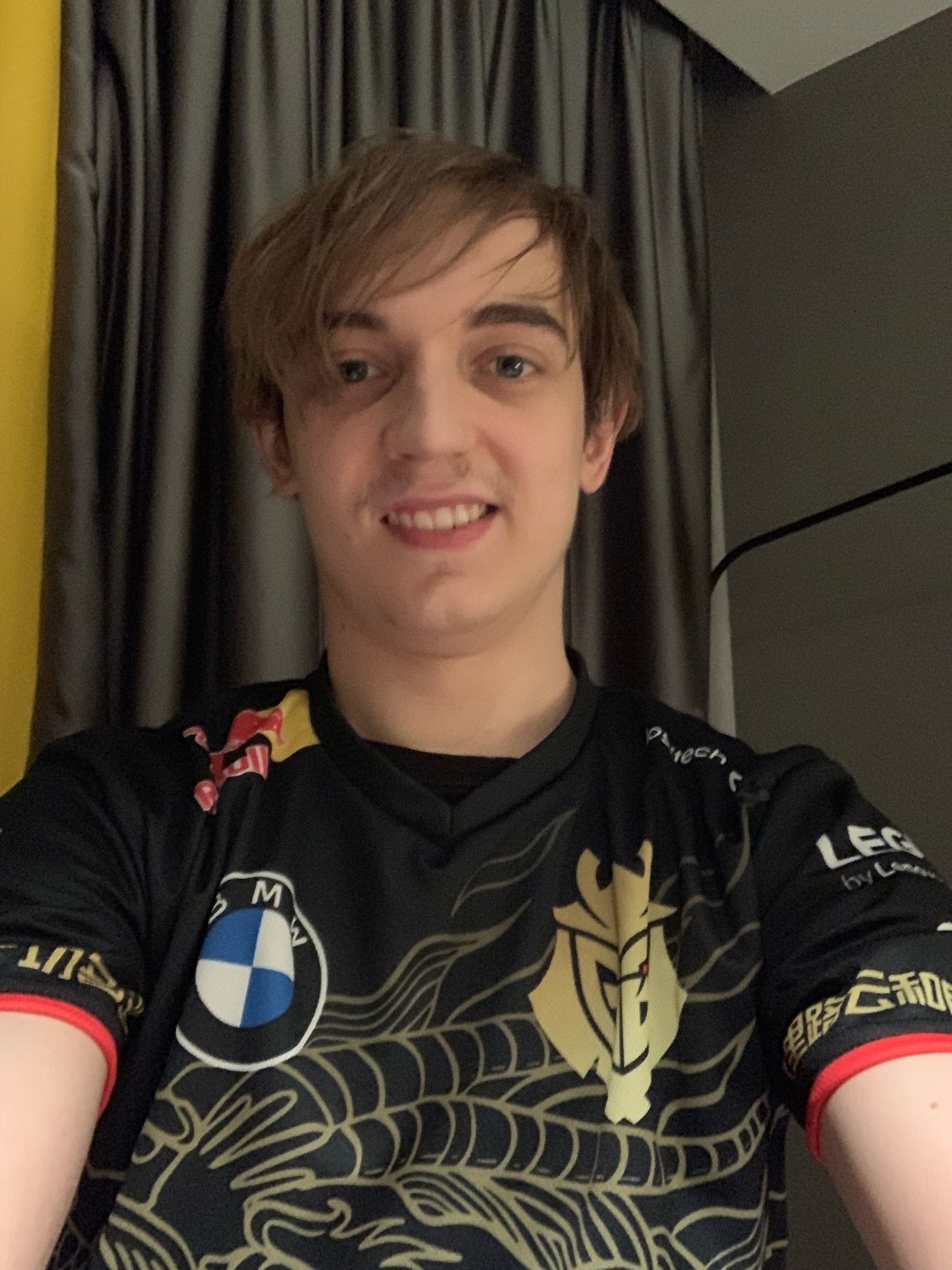 了他们身穿新队服的照片~g2的新队服一出预告立马受到了粉丝们的青睐