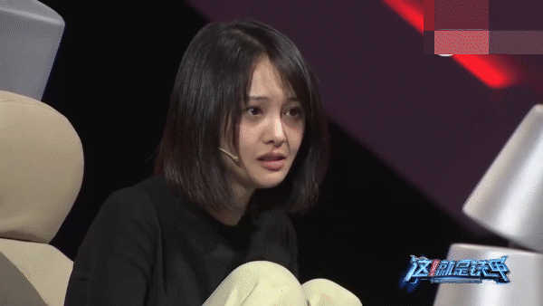 郑爽|农民工怕弄脏座位坐地上，郑爽衣着光鲜为何就能把脚踩凳子上？