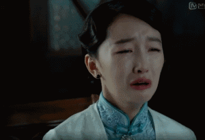 周冬雨|她不配？周冬雨击败柏林影后咏梅，拿下“年度女演员”却遭到质疑