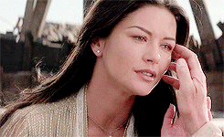 凯瑟琳.泽塔.琼斯|遗传学奇迹？全球整容范本泽塔琼斯全家最美，父母和兄弟长相普通