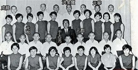 成龙|成龙叫她大姐，洪金宝甘愿被骂，息影18年被周星驰三请出山拍戏