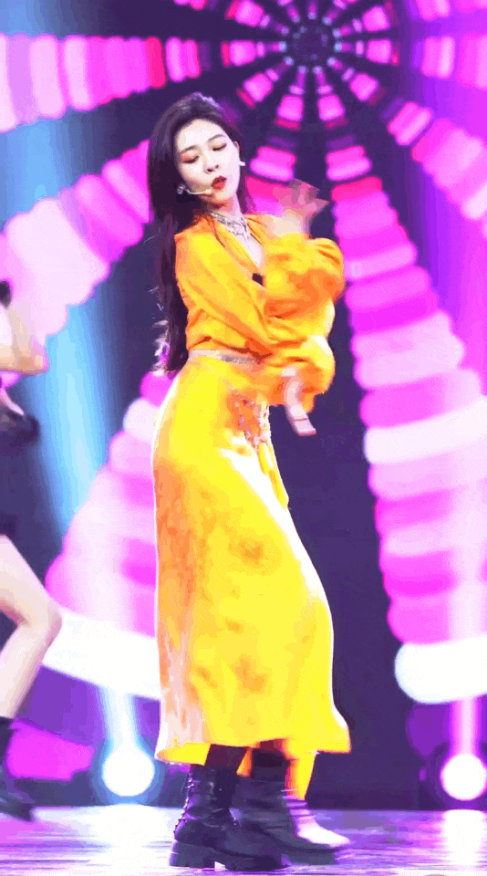 宋妍霏|张一山前女友宋妍霏出来营业了！脸带钻石口罩，表演超A无价之姐