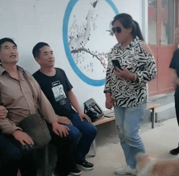 朱之文|大衣哥人设翻车！妻子戴墨镜对村民指手画脚，被欺负都是假象？