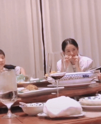 赵丽颖|赵丽颖新戏开机与导演吃饭，饭桌上素颜徒手啃鸡爪，有说有聊好开心