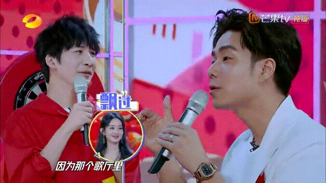 赵丽颖|赵丽颖新戏开机与导演吃饭，饭桌上素颜徒手啃鸡爪，有说有聊好开心