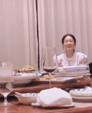 赵丽颖|赵丽颖新戏开机与导演吃饭，饭桌上素颜徒手啃鸡爪，有说有聊好开心