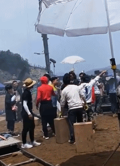 成毅|成毅因拆CP翻车，片场跟导演吵架视频被扒，激动怒指对方险动手