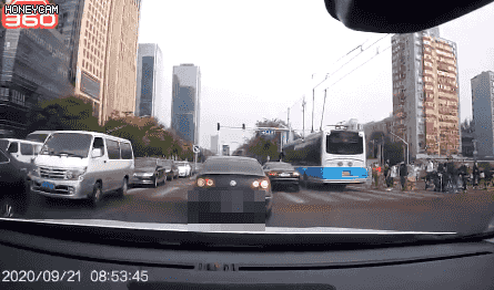 北京交警|野蛮别车还往后车挡风玻璃泼奶茶，北京交警：具体情况调查中