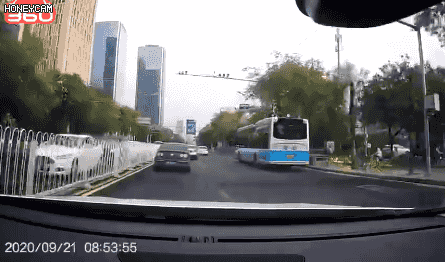 北京交警|野蛮别车还往后车挡风玻璃泼奶茶，北京交警：具体情况调查中