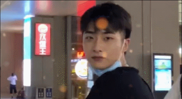 网红|就这张脸，在热搜挂了一天？