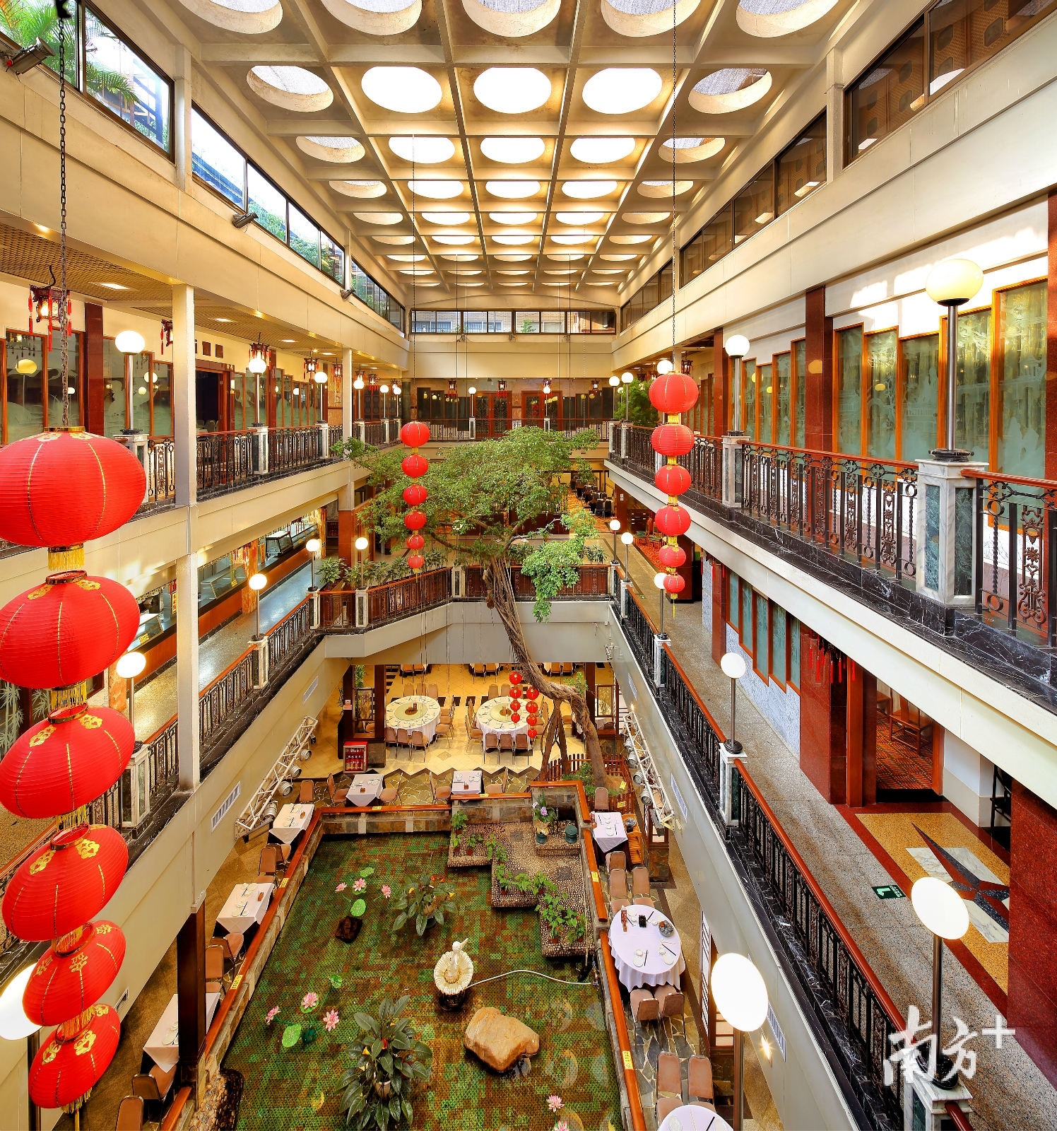 两年前,在广州第十甫路的陶陶居总店,因装修及其他原因停业.