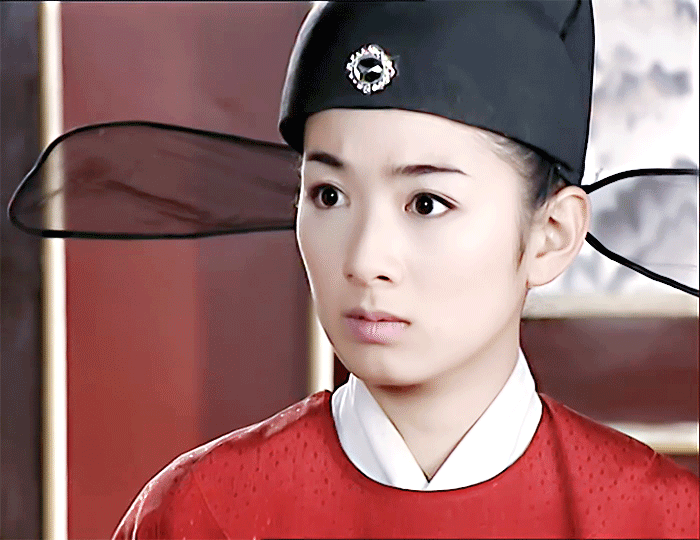 还记得小燕子黄奕吗?44岁的她穿公主衫,脖子抹了10斤面粉?_腾讯新闻