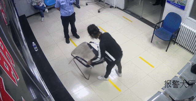 人民警察|抡起椅子砸玻璃，大兴一女子大闹派出所被刑拘