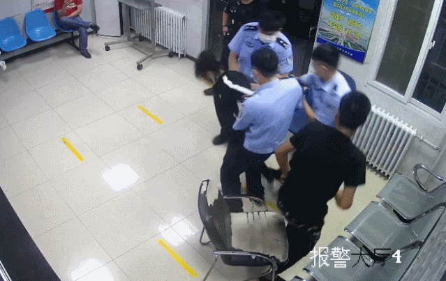 人民警察|抡起椅子砸玻璃，大兴一女子大闹派出所被刑拘