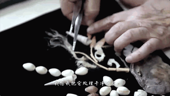 厨余垃圾|88岁老奶奶总在菜市场捡鱼骨头，原因让人惊叹！