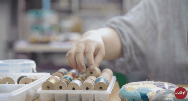 刺绣|杭州姑娘满城收购老式缝纫机，花8年时间跨界学手艺，练就绝活