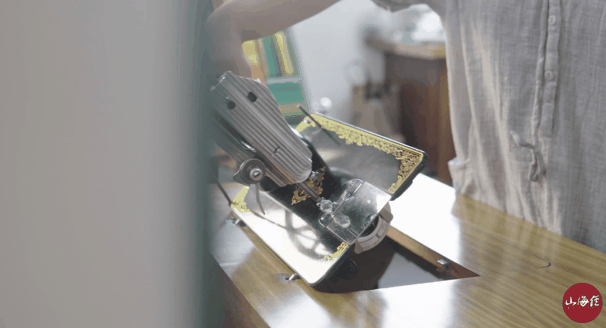 刺绣|杭州姑娘满城收购老式缝纫机，花8年时间跨界学手艺，练就绝活