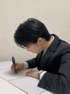 羽生结弦亲笔写下"惊鸿"这两个中文汉字,被发现倒插笔了?_腾讯新闻