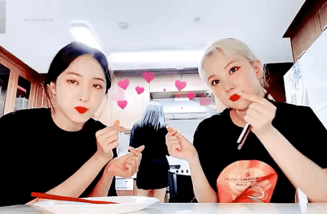 银河|她的脸也开始垮了？