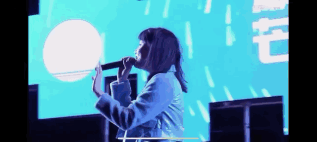 黄龄|歌手黄龄摔下舞台爬起来继续演唱，腿部大面积淤青，哭着向观众道歉