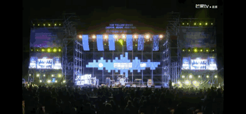 黄龄|歌手黄龄摔下舞台爬起来继续演唱，腿部大面积淤青，哭着向观众道歉