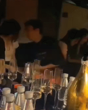 王思聪|王思聪又交了新女友？酒吧与长发女贴耳亲密交流，宋美娜已成前任