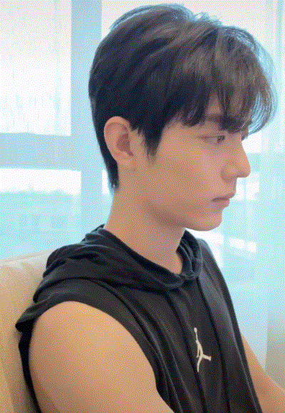 肖战|肖战录视频庆祝出道四周年，对镜自拍表情搞怪，手臂肌肉壮硕围度夸张